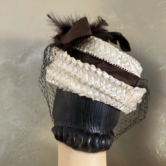 ELEGANT 1960S\' OFF-WHITE STRAW HAT WITH BROWN FEATHER TRIM + VEIL main image 10